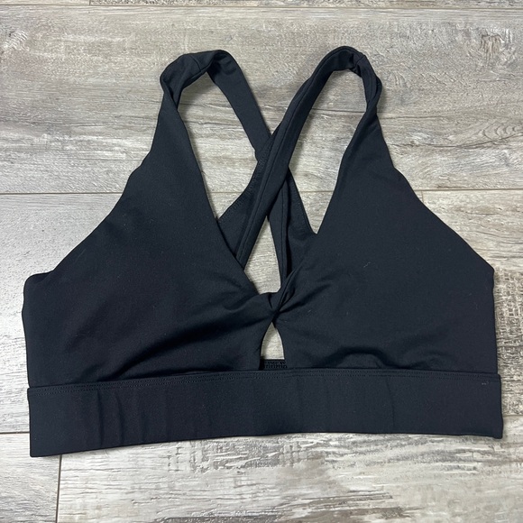 Fabletics Oasis Twist Medium Impact Sports Bra - Picture 6 of 9